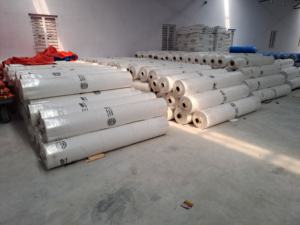 Rollos de tela de polietileno de peso pesado 90gsm-250gsm impermeable y estilo liso para multiusos usados en fábrica - Product Image 4