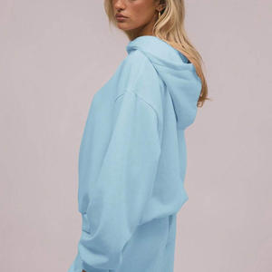 Sudaderas con capucha con hombros caídos para mujer, sudaderas de gran tamaño con estampado de logotipo personalizado diseñadas para uso diario, entrenamiento físico y viajes - Product Image 3