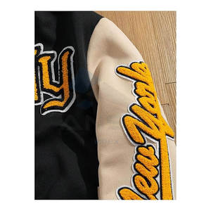 แจ็คเก็ตวาร์ซิตี้ผู้ชายสไตล์เท่ห์ ปักตัวอักษร ตัดสี แต่งแถบลายทาง แขนยาว ติดกระดุมด้านหน้า สีแอปริคอตและสีดำ ขายส่ง - Product Image 3