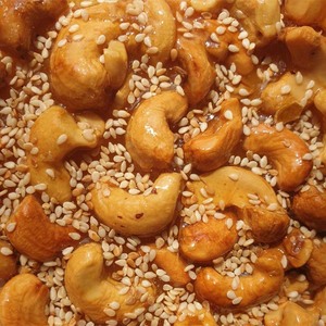 กระดาษเม็ดมะม่วงหิมพานต์สีทองและธรรมชาติสูตรครอบครัวทำในเวียดนาม - Product Image 2