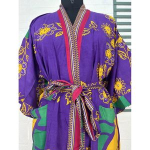 เสื้อคลุมสไตล์วินเทจโบโฮสำหรับฤดูร้อน ลายมัดย้อม ทำจากผ้าฝ้ายรีไซเคิล  แบบเปิด  สีม่วงเหลืองลายดอกไม้  เหมาะสำหรับใส่ไปทะเลหรือใส่คู่กับชุดว่ายน้ำ - Product Image 2
