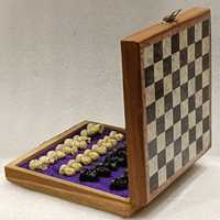 Jeu d'échecs carré en bois poli et peint fait main, jeu de société moderne avec pièces en bois durables pour la décoration intérieure, les cadeaux et les collections