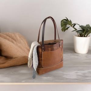 Fourre-tout en cuir Luxe Heritage avec texture polie et design artisanal signature - Product Image 5