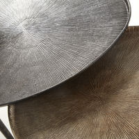 Ensemble de 2 tables d'appoint élégantes et contemporaines en métal avec dessus ovale et 3 pieds pliés faits à la main pour le salon et la chambre à coucher