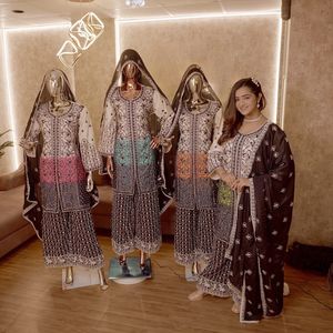 Elegante traje de invierno de trabajo pesado Chinon Top con pantalones bordados de piedras Zarkan Dupatta Gharara Set Made Durable Dress Fabric - Product Image 4