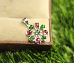 Pendentif Anniversaire Minimaliste Fait Main en Argent Sterling 925 avec Sertissage clos de Tourmalines Naturelles Multiples TASBIYA GEMS pour Femme - Product Image 5