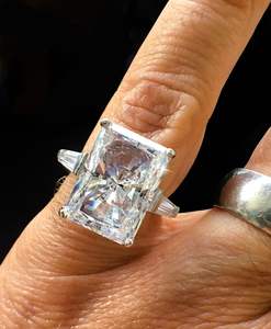 แหวนเงินแท้ 925 ดีไซน์วินเทจหรูหรา ประดับเพชรโมอิสซาไนต์ทรงเรเดียนท์ 8 กะรัต พร้อมด้วยประกายระยิบระยับ - Product Image 2