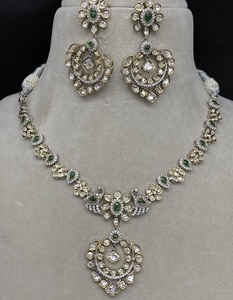 Collier de mariée en laiton Kundan serti de diamants américains Boucles d'oreilles de bijoux modernes pour les mariages et les occasions spéciales - Product Image 1