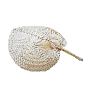 Souvenir d'invité de mariage rustique en forme d'éventail en bambou fait à la main écologique en forme de feuille, faveur de fête en plein air et artisanat culturel vietnamien - Product Image 3