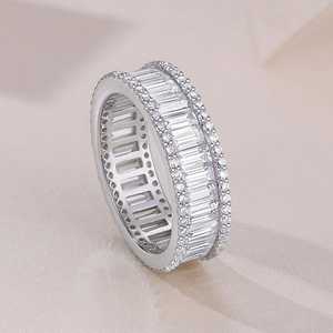 Anillo de banda de eternidad de oro blanco de 14K, Diamante de moissanita VVS de corte esmeralda de estilo clásico para joyería de boda - Product Image 1