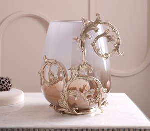 Beau bougeoir en aluminium doré avec verre Hurricane Parfait pour les intérieurs modernes, rustiques, classiques et élégants - Product Image 1