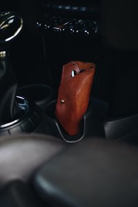 Estuche para gafas de sol de cuero marrón genuino, soporte para gafas con monograma personalizado con función protectora, accesorio especial de verano - Product Image 5