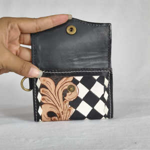 Cartera de mano para mujer, estilo vintage, con diseño floral, hecha a mano, de cuero genuino, con patrón a cuadros blanco y negro. - Product Image 5
