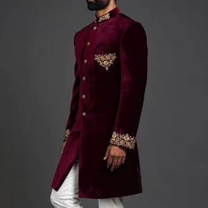 2024 DECENTE Y ELEGANTE NOVIO MAROON VERDE SHERWANI BORDADO CUENTAS DE CRISTAL DABKA TRABAJO TALLA GRANDE PANTALÓN ESTOLA EMBELLECEDADA - Product Image 1