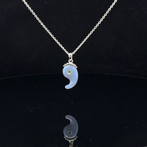 จี้เงินแท้ 925 รูปหยินมาการัตตะมะ |   แคลซิโดนีธรรมชาติและทซาโวไรต์ |   เครื่องประดับสัญลักษณ์แบบกำหนดเองของ OEM |   ขั้นต่ำ 1 ชิ้น - Product Image 1