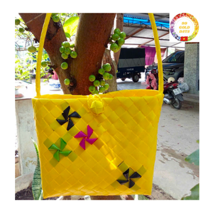 Sac de plage tissé en plastique fait main coloré fourre-tout en paille PP recyclé pour les femmes pique-nique et utilisation de vacances - Product Image 3