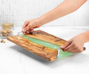 Plateau de service en résine avec matériau en bois et poignée pour table de décoration avec le meilleur matériau époxy en résine - Product Image 1