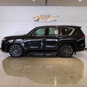 SUV familiar LX 600 F Sport con interior de cuero oscuro Tracción en todas las ruedas Dirección izquierda Techo solar panorámico - Product Image 4