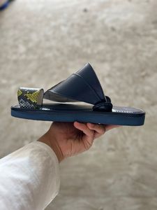Sandalias de estilo saudí para hombres y mujeres sandalias árabes con estampado de serpiente hechas a mano - Product Image 5