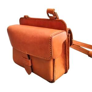 กระเป๋าหนังแท้สะพายข้างขนาดเล็กทำมือสไตล์วินเทจสีน้ำตาลคาราเมล - Product Image 1