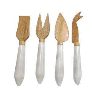 Ensemble élégant de 4 couteaux à fromage avec manche en bois naturel et résine, écologique, passe au lave-vaisselle, design moderne personnalisé - Product Image 1