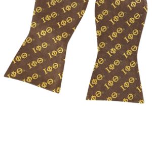 Iota Phi Theta Gold Pattern Self-Tie Bowtie Ajustable Greek Life Accesorio formal para eventos de fraternidad - Product Image 5