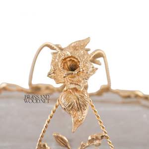 Bandeja de servicio decorativa de latón dorado de lujo con base de cristal, diseño floral adornado, centro de mesa hecho a mano para el hogar clásico - Product Image 5