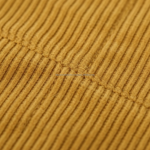 ชุดเซ็ตผู้ชายแบบ OEM ผ้าริบสีเหลืองมัสตาร์ด เสื้อแขนสั้นเนื้อผ้ามีลายและกางเกงขาสั้น ชุดลำลอง 2 ชิ้น - Product Image 4