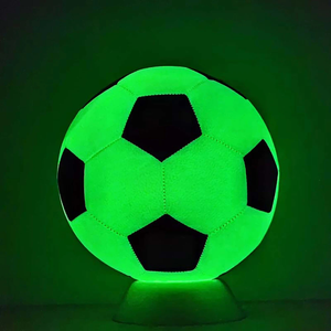 Ballon de football en PU noir qui brille dans le noir, taille 5, ballon de football lumineux avec logo de valve d'air réfléchissant, style en gros, Sialkot - Product Image 6