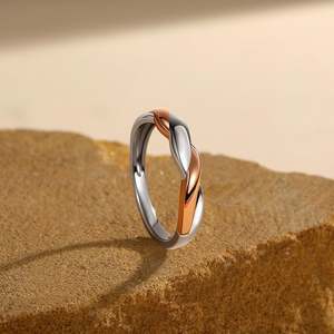 Bague torsadée bicolore Jeulia Amore pour homme - Argent sterling avec placage rhodium et accent en or 18 carats - Product Image 3