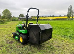 Achetez un tracteur autoporté John Deere haute performance d'occasion, conçu pour les travaux agricoles et la préparation du sol - Product Image 3