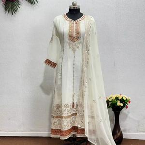 Los más vendidos de color blanco roto en Faux Georgette con trabajo de secuencia de bordado en Diwali, bodas, festivales y fiestas para vestido - Product Image 1
