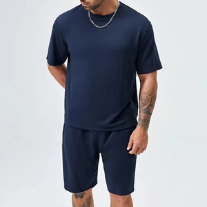 เสื้อยืดแขนสั้นลายทางด้านข้างแบบกำหนดเองสำหรับผู้ชาย OEM และกางเกงขาสั้นเข้าชุดคู่ ชุดลำลองฤดูร้อนคุณภาพสูง - Product Image 4