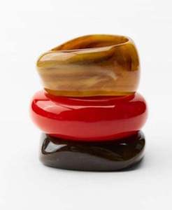 Bracelet en résine unique pour femmes, bijoux faits à la main modernes avec couleur et logo personnalisables, motif en spirale par Artizon Studio - Product Image 1