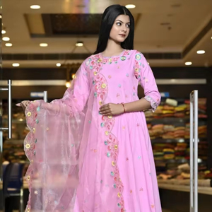 Ensemble Anarkali en rayonne rose uni brodé avec dupatta, design élégant, longueur genou, manches longues, style festif et tendance - Product Image 1