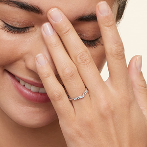 Bague sophistiquée en argent 925 avec diamant moissanite, design incurvé, parfaite pour les mariages ou les occasions de cadeaux, cadeau pour un amoureux - Product Image 4
