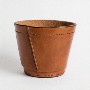 Maceta de cuero compacta que ofrece una simplicidad refinada y una textura suave en tono tierra para estantes domésticos o mesas pequeñas - Product Image 5