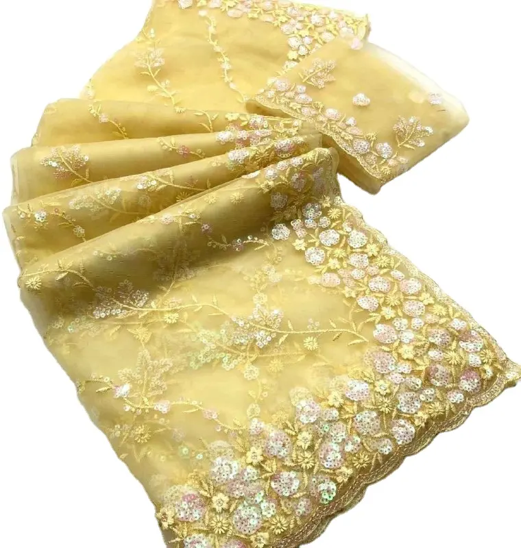 현대적인 부드러운 실크 sarees는 부드러운 질감을 얻기 위해 고급 실크 섬유와 자리를 덜 사용하여 생산됩니다