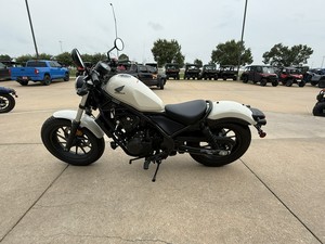 Achetez notre nouvelle moto cruiser Honda Rebel 500 ABS 471cc, 4 temps, 4 soupapes, DOHC, 2 cylindres, refroidissement liquide, modèles 2025-2026, prête à rouler. - Product Image 3