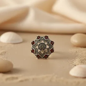 Anillo de Plata de Ley 925 con Diseño de Flor y Granate para Mujer, Estilo Floral Elegante - Product Image 2