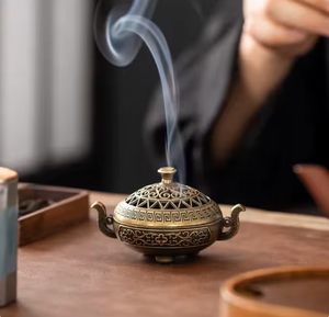 Quemador de incienso de luna creciente de latón antiguo con diseño de recorte adornado y motivos florales para decoración de Eid y Ramadán - Product Image 3