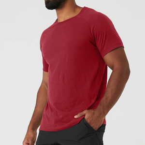 Haut élégant et fonctionnel pour hommes Chemise de haute qualité abordable, col rond classique Tissu doux et doux pour la peau - Product Image 3