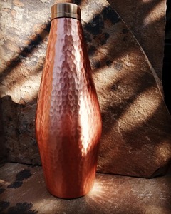 Botella de cobre con acabado martillado Premium tradicional para uso en el hogar y viajes en la oficina que promueve una mejor digestión - Product Image 2