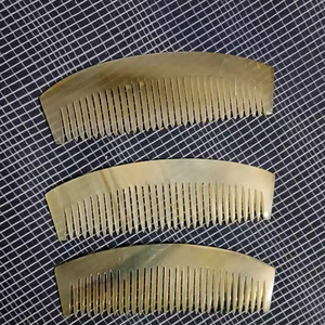 Peigne à cheveux en corne naturelle, imperméable, fait à la main, art populaire, rustique, couleur aléatoire, massage de la barbe, peignes multi-usages, taille personnalisée, usine - Product Image 1