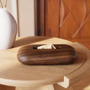 Boîte à mouchoirs en bois sculpté avec motif de poisson en noyer massif moderne Porte-serviettes artisanal Distributeur de mouchoirs en bois minimaliste - Product Image 1