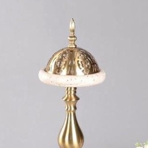 เตาเผาเครื่องหอมบาคูร์โลหะสมัยใหม่ พร้อมโดมทองเหลืองและท็อปหินอ่อน ดีไซน์แบบอาหรับ สำหรับใช้ในบ้านตะวันออกกลางและอ่าวอาหรับ และใช้ในเดือนรอมฎอน - Product Image 3