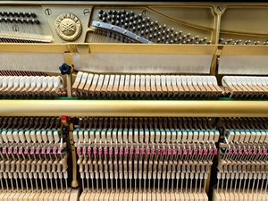 Piano droit Yamaha YUX Premium noir, fabriqué au Japon, d'occasion, style mécanique, série YUX. - Product Image 4