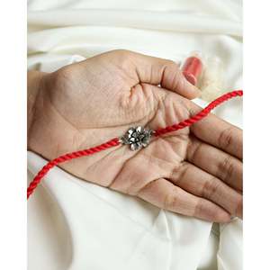 Rakhi de Plata 925 con Forma de Flor, Regalo para Hermanas - Product Image 1