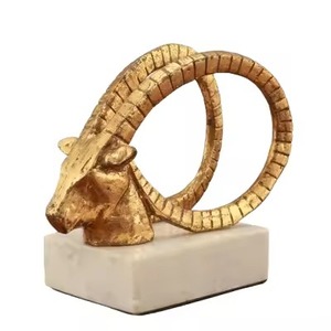 Sculpture de cheval en métal doré de luxe, forme artistique dynamique, figurine de table de designer moderne, pièce maîtresse unique - Product Image 4