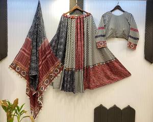 Pour la prochaine saison de Navratri : Lehenga Choli décontracté en rayonne imprimée, entièrement cousu et réversible, idéal pour les fêtes. - Product Image 4